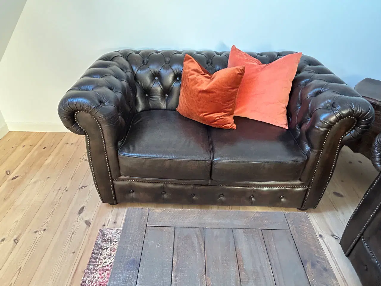 Billede 5 - Sofaer Chesterfield stue incl bord og tæppe 