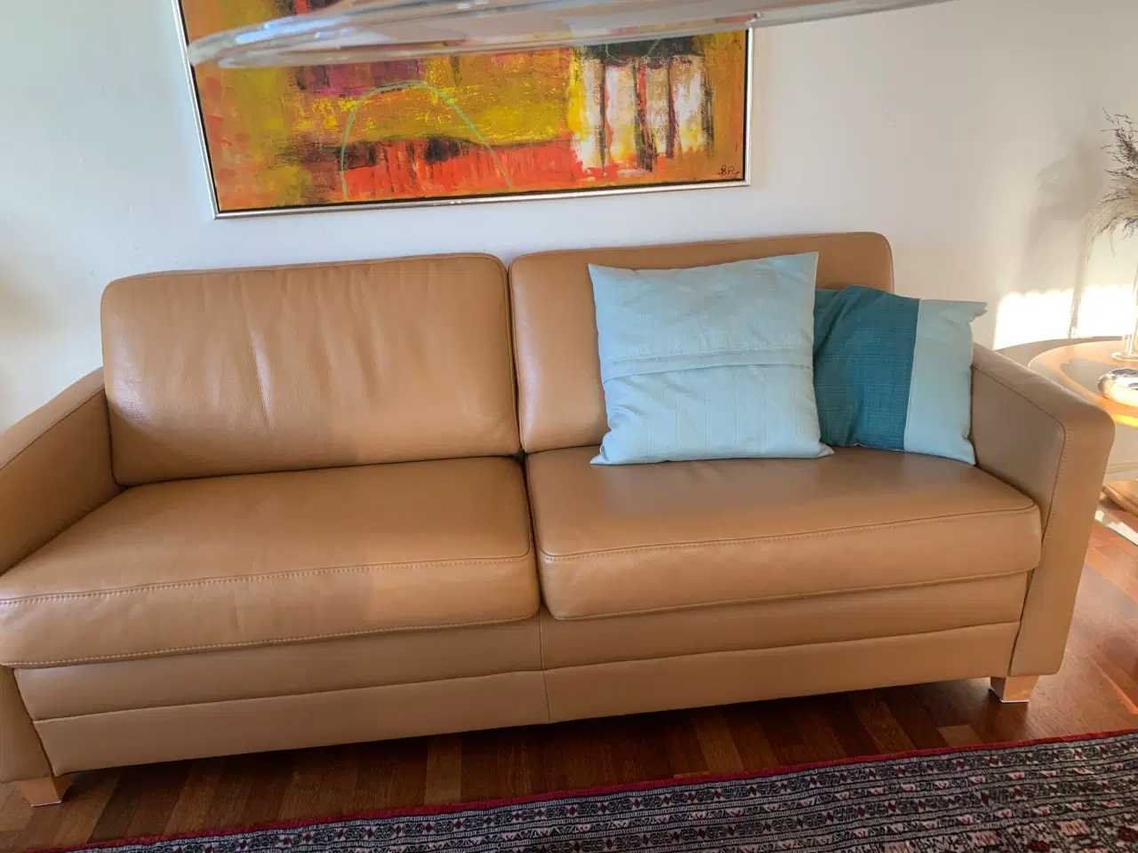 Billede 1 - Cognacfarvet lædersofa og -lænestol, inkl. skanmel