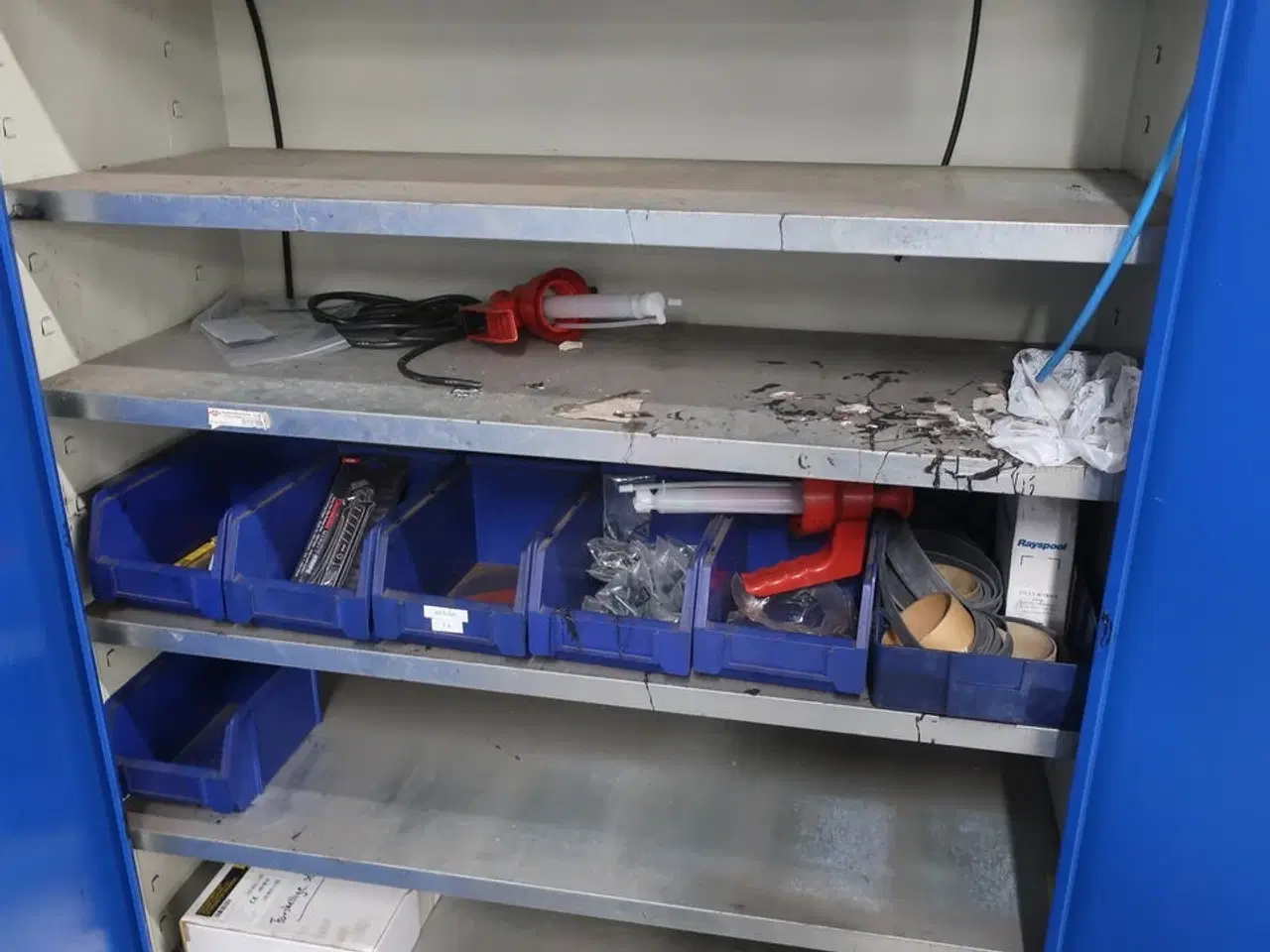 Billede 3 - Kemiskab med indhold