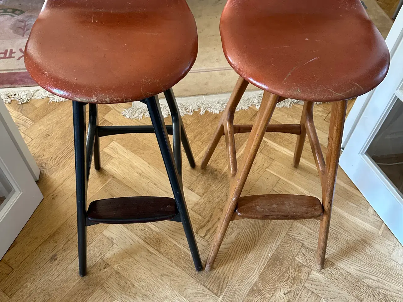 Billede 2 - Flotte barstole i teak og læder