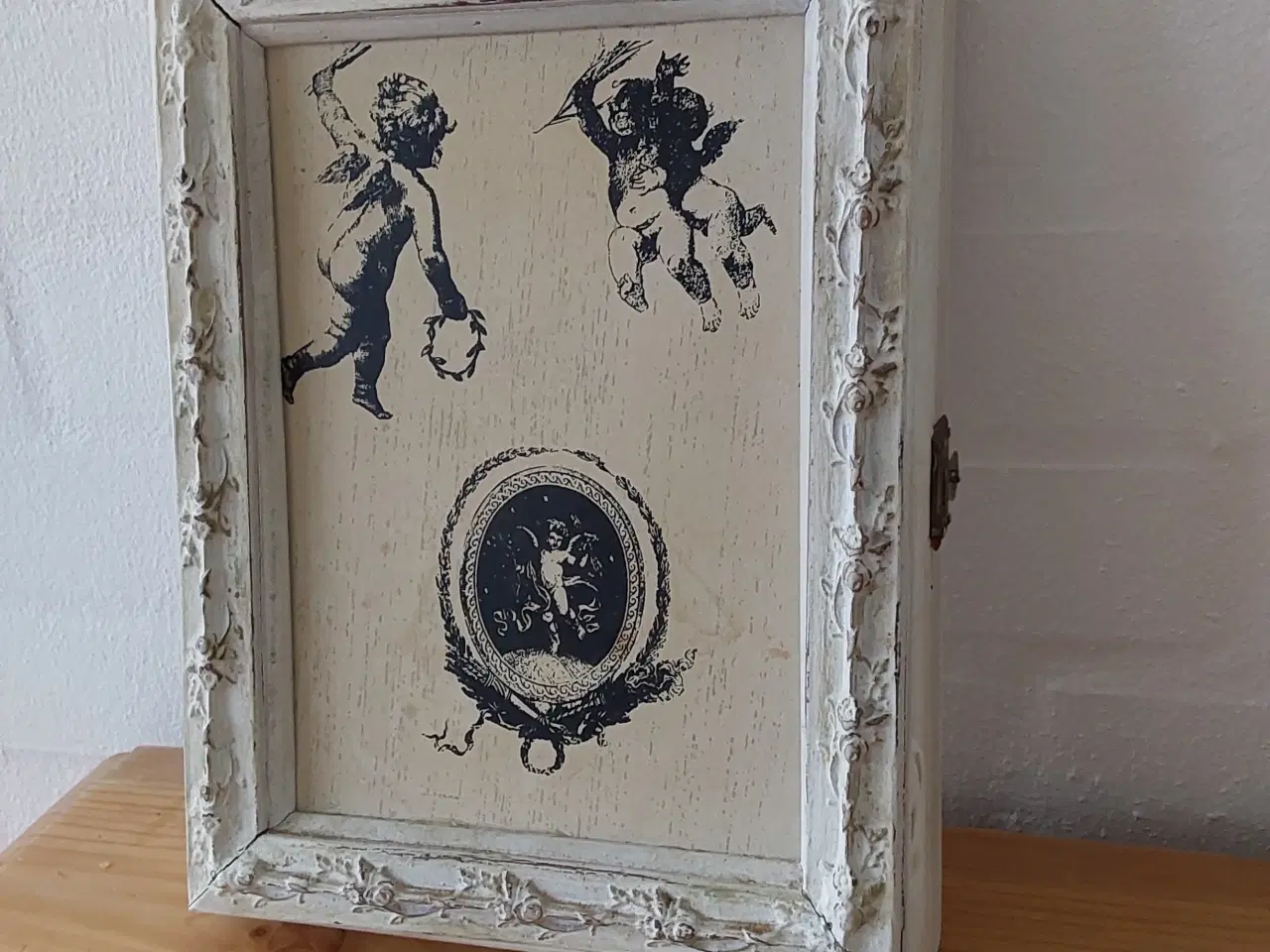 Billede 2 - Nøgleskab i hvidmalet træ 25 x 19 cm.