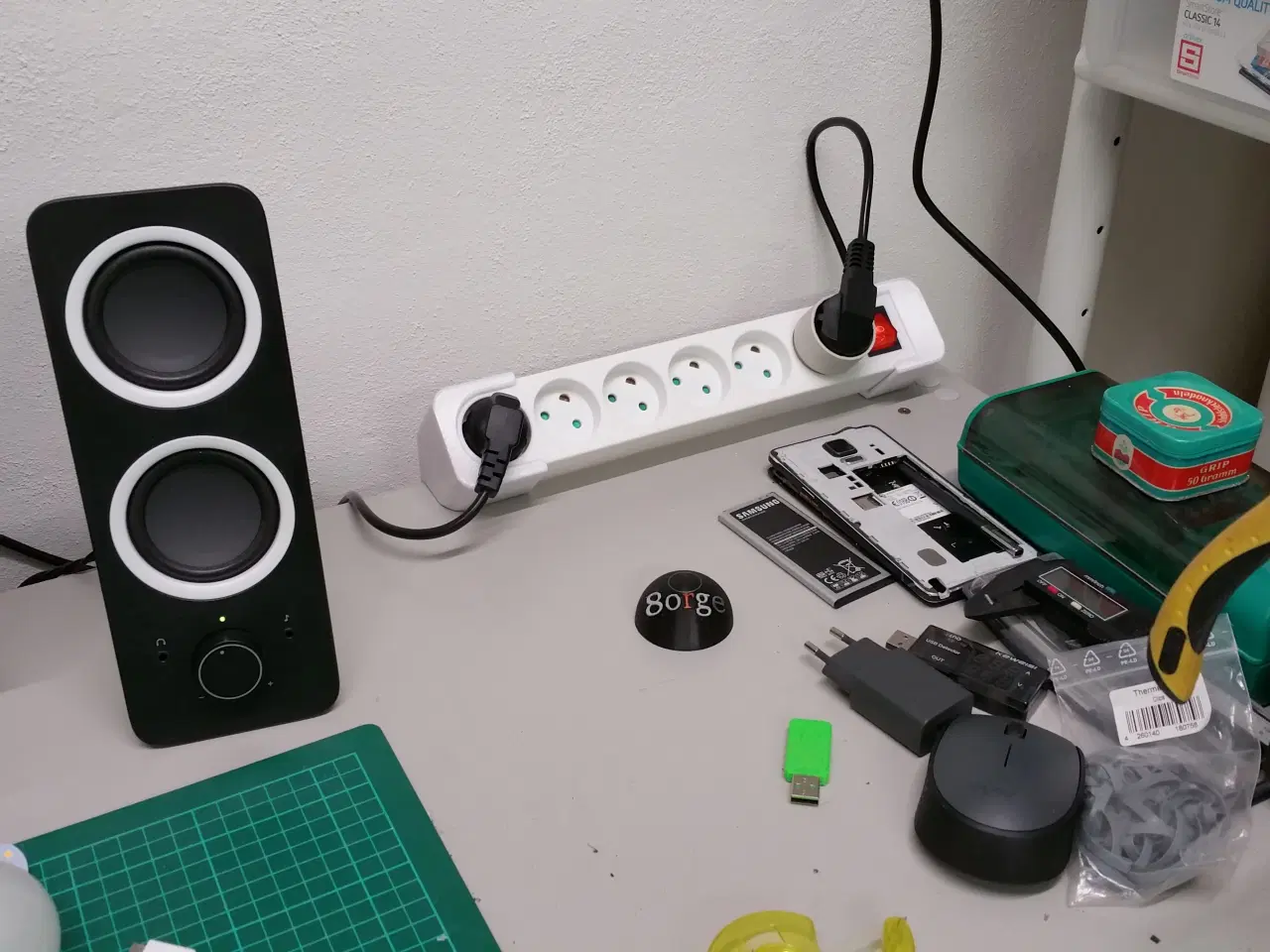 Billede 1 - Stikdåse Bord Holder ( vinklet udgave ) - 3d print