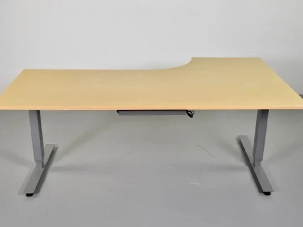 Billede 3 - Hæve-/sænkebord i ahorn med venstresving, 200 cm.