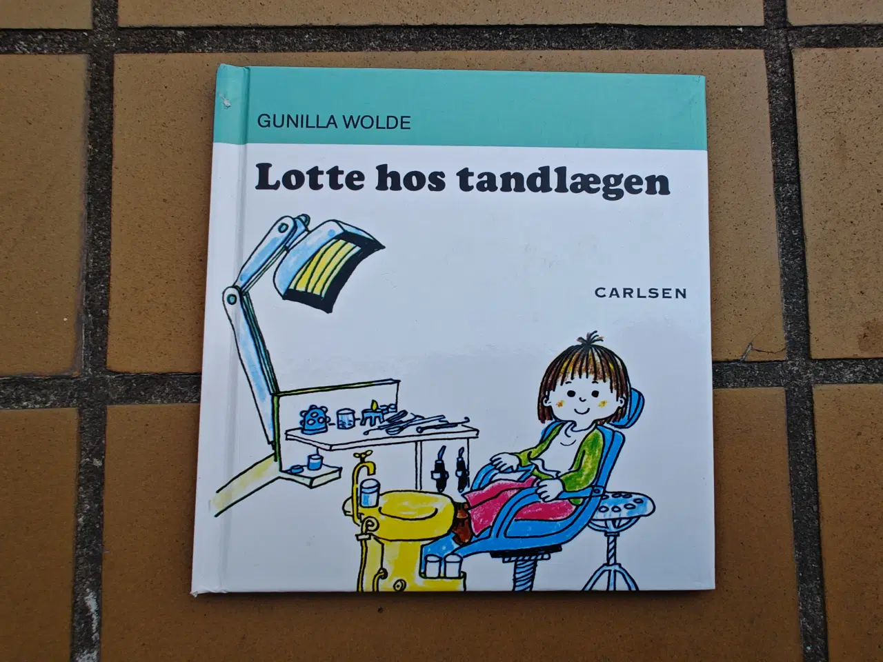 Billede 1 - Nr.3 Lotte hos tandlægen Bog af Gunilla Wolde