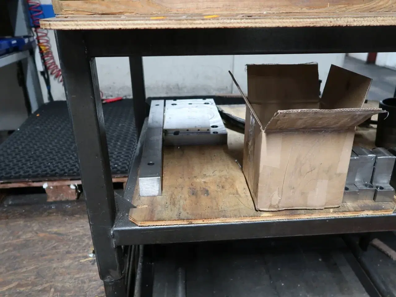 Billede 3 - Pallebord/reol med div. Specialværktøj