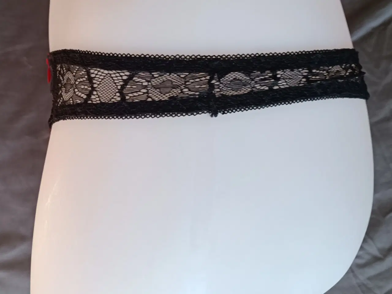 Billede 5 - G-streng med blonde i sort og rød