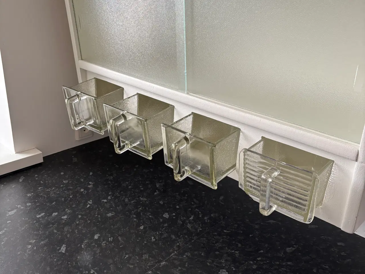 Billede 4 - Originalt KøbenhavnerSkab m/4 Glasskuffer