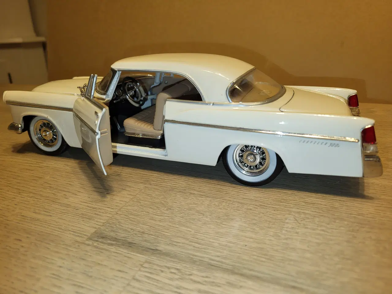 Billede 3 - Modelbil, Chrysler 300b White 1956, skala 1/18