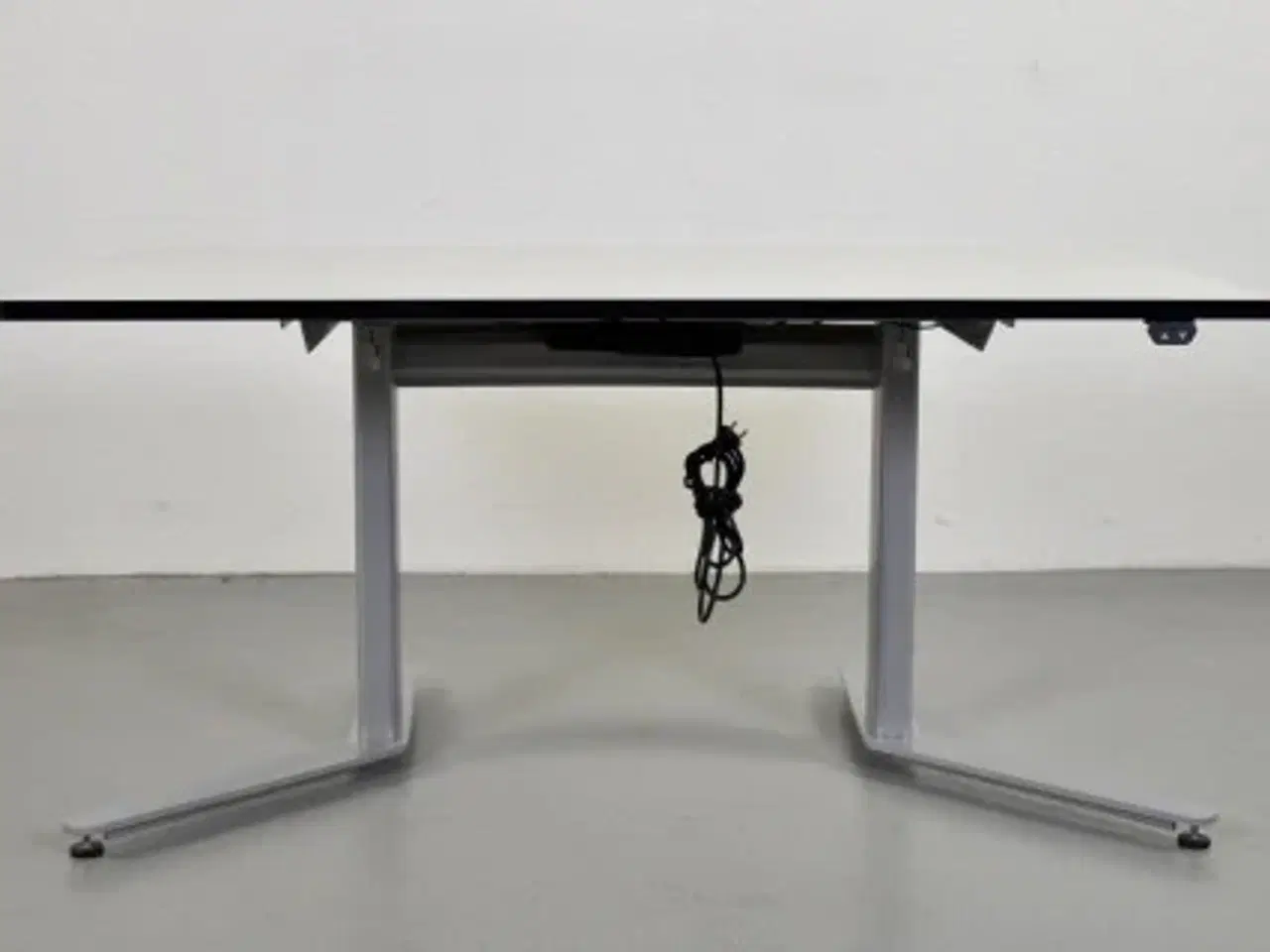 Billede 2 - Hæve-/sænkebord med ny hvid plade på alugrå stel
