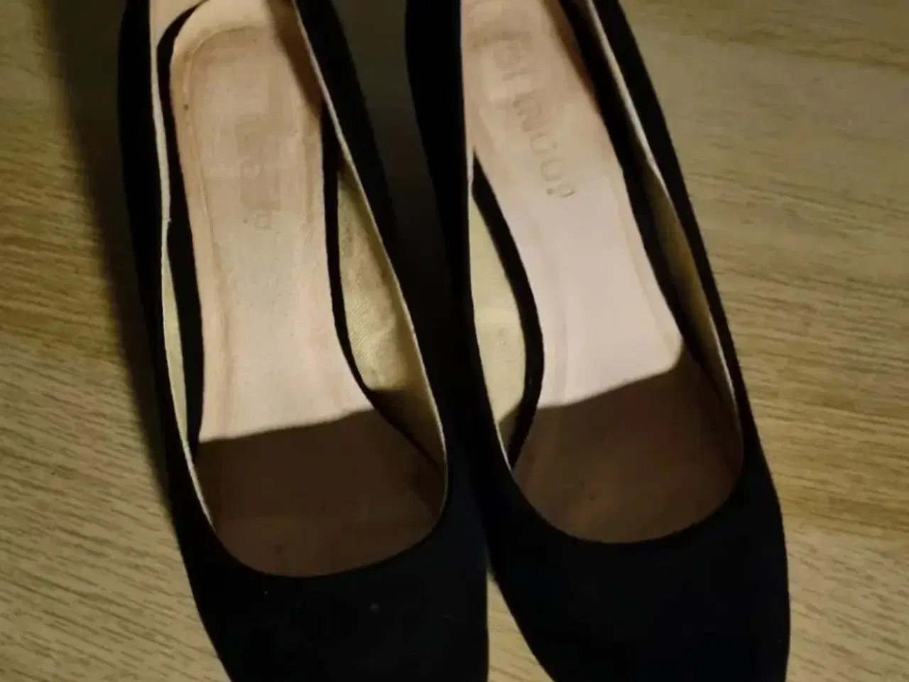 Billede 1 - Elegante pumps i læder/ ruskind