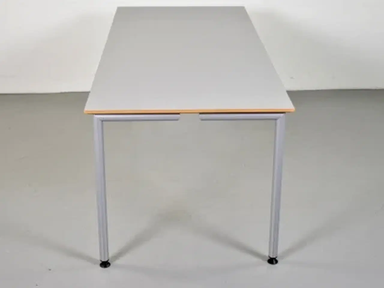 Billede 4 - Randers radius kantinebord med grå plade og alufarvet stel