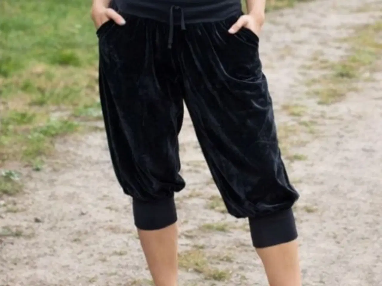 Billede 5 - Velour-bukser. Knickers. Helt nye.