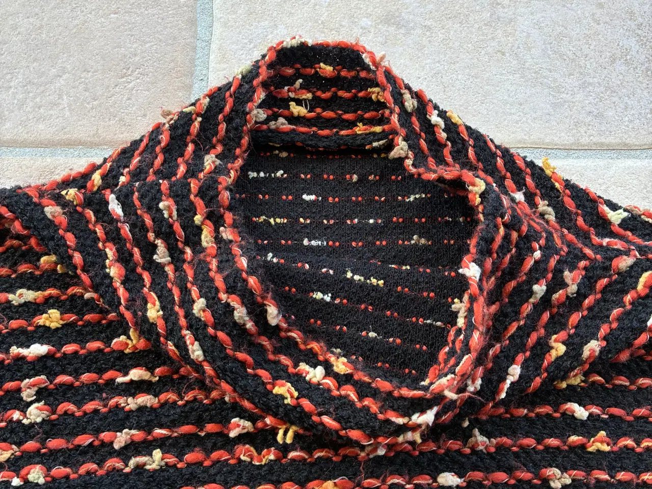 Billede 4 - Sweater i sort og orange farver str. 44