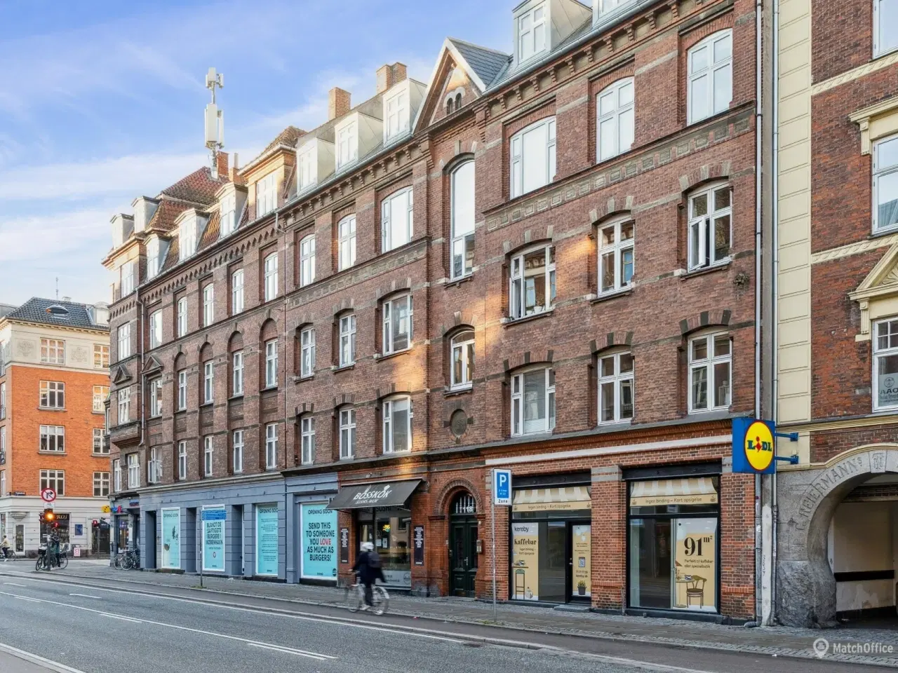 Billede 18 - Flot butik/klinik/Coffee shop med store facadevinduer –