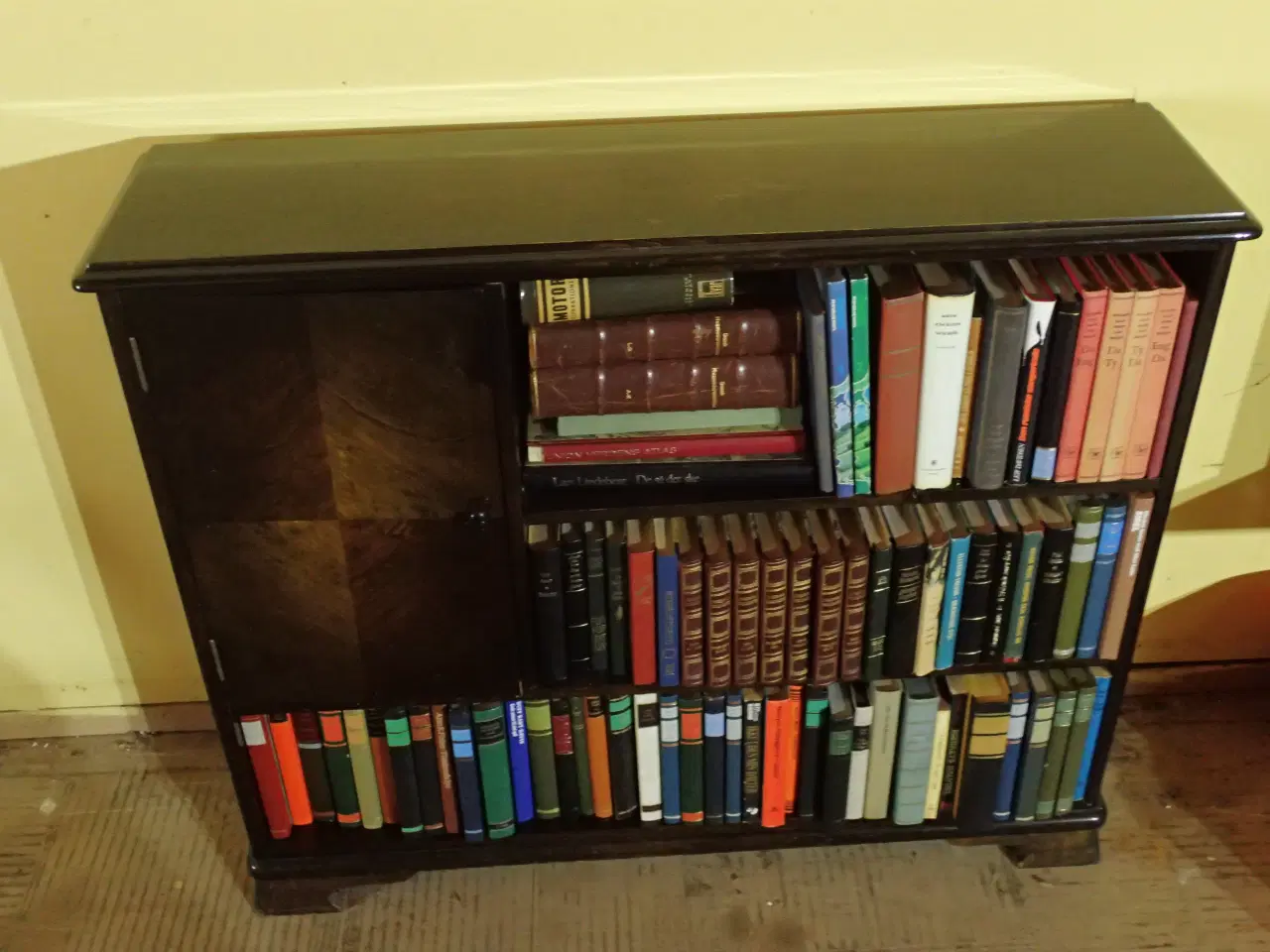 Billede 2 - Tobaksskab i brunbejdset birketræ.