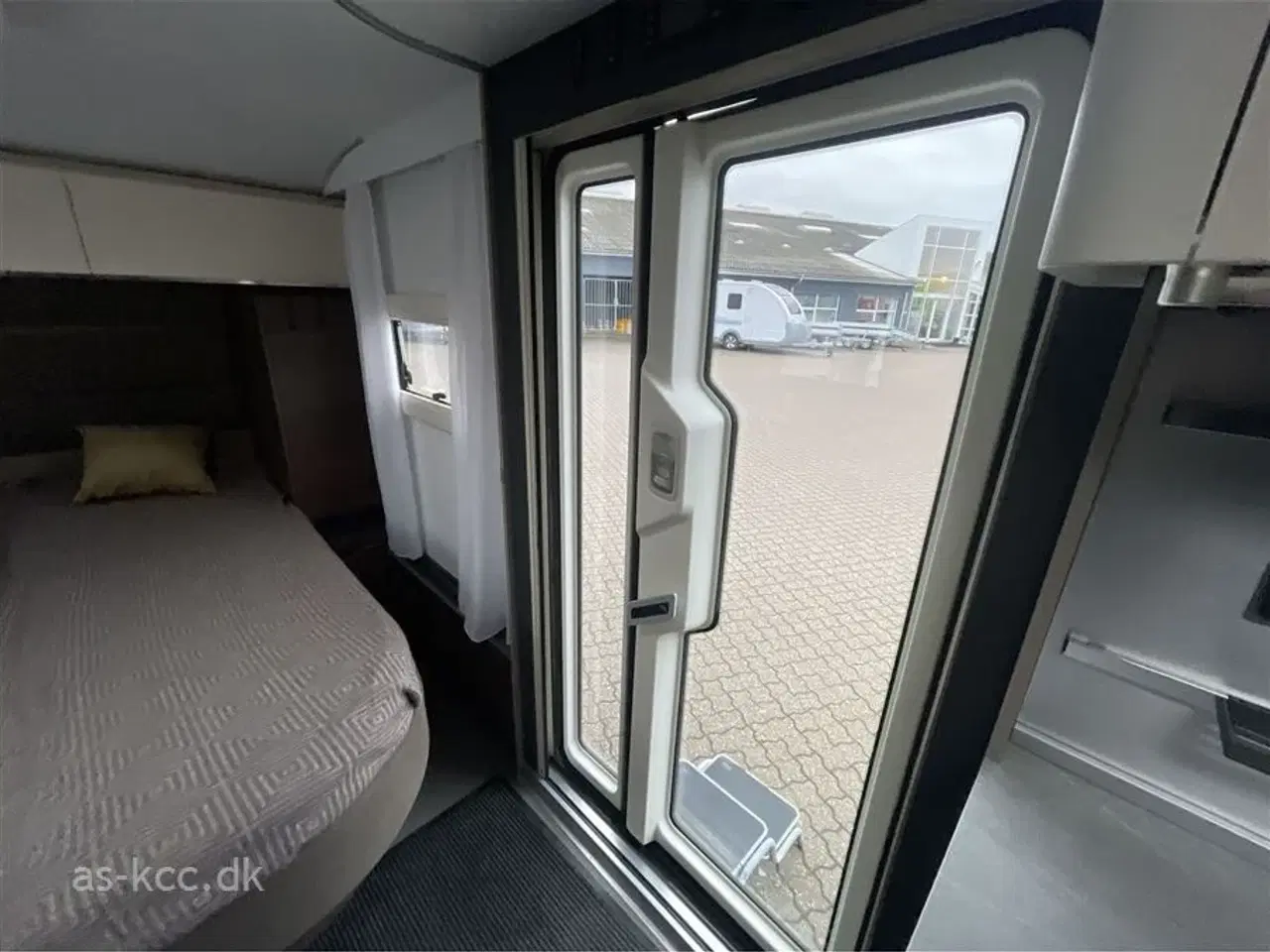 Billede 3 - 2022 - Adria Alpina 663 PT   Adria Alpina 663 PT årg. 2022 7 sovepladser, 6 siddepladser Isabella Commodore 3 m fortelt. Duo Control, Støttebensplader.