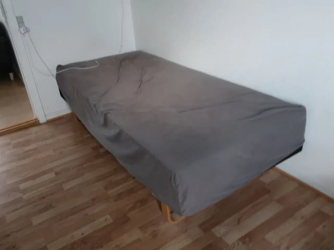 Billede 1 - Seng samt knagerække