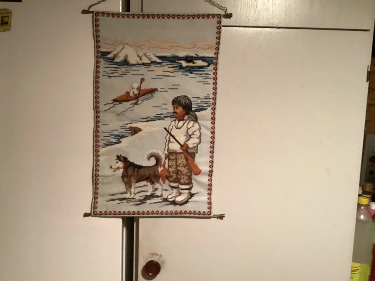 Billede 3 - Broderi m/Grønlandsmotiv og ophæng. 52x31cm