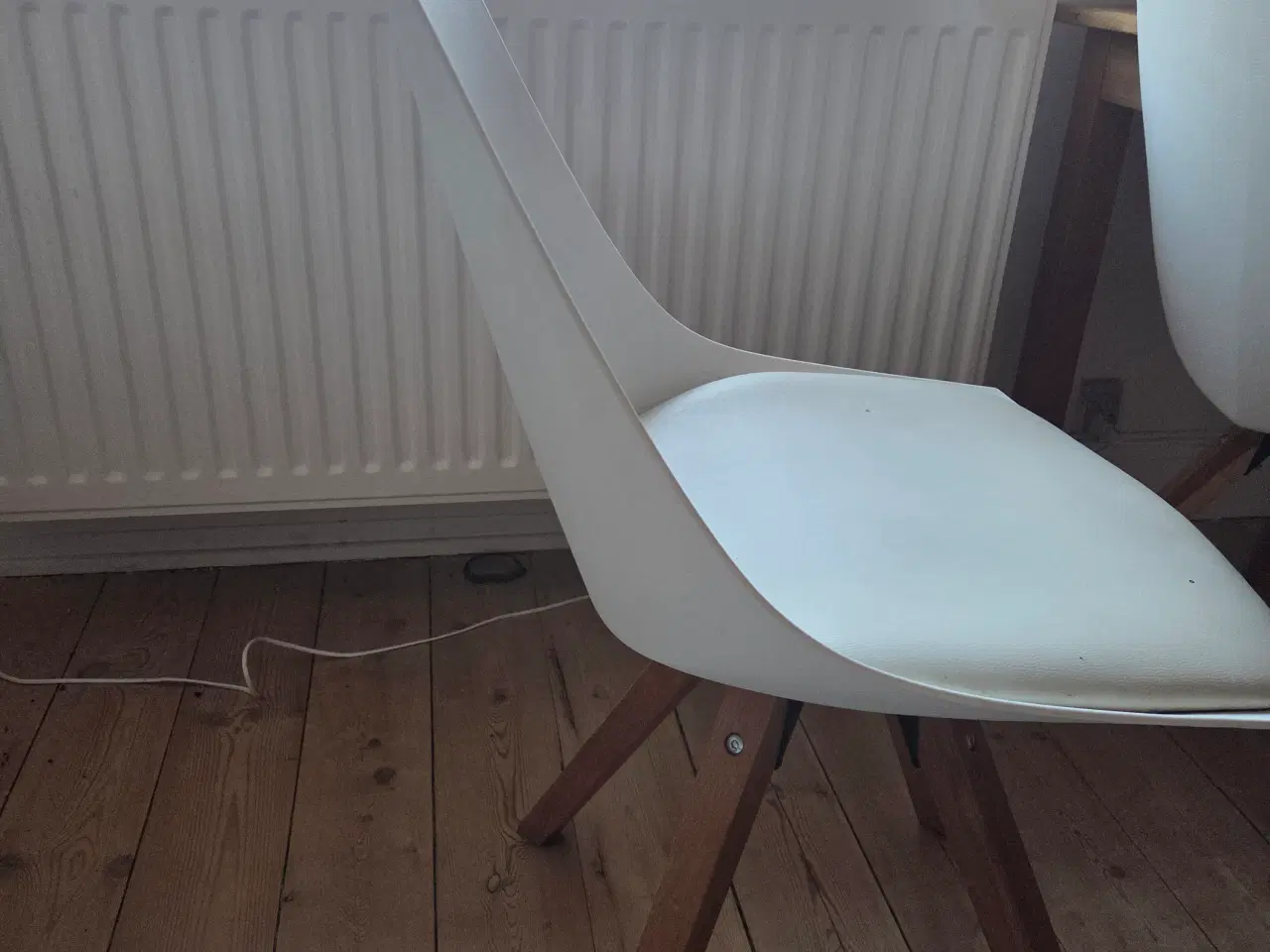 Billede 3 - Spisebord i træ - m. eller u. stole 