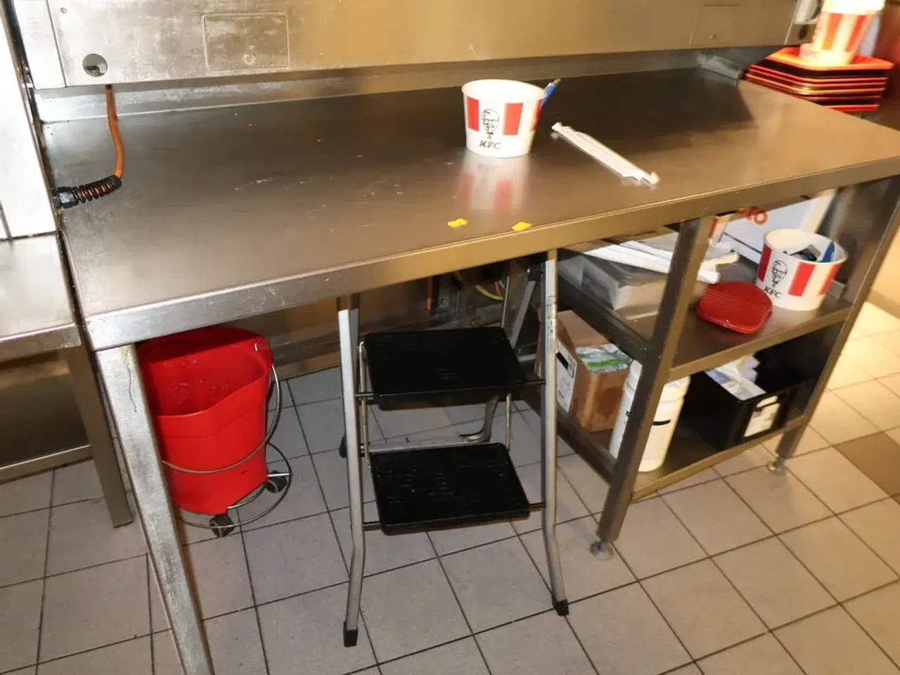 Billede 3 - Rustfri stålbord med varmeskab HENNY PENNY HCW-5