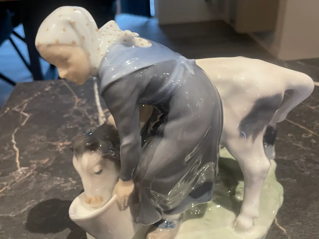 Billede 2 - Royal Copenhagen Pigen med kalv.1 sort. 779. byd..