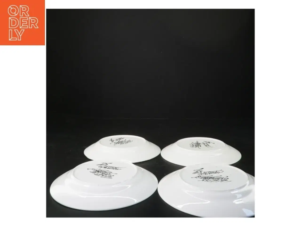 Billede 3 - Sæt med 4 dekorerede tallerkener (str. Ø 17 cm)