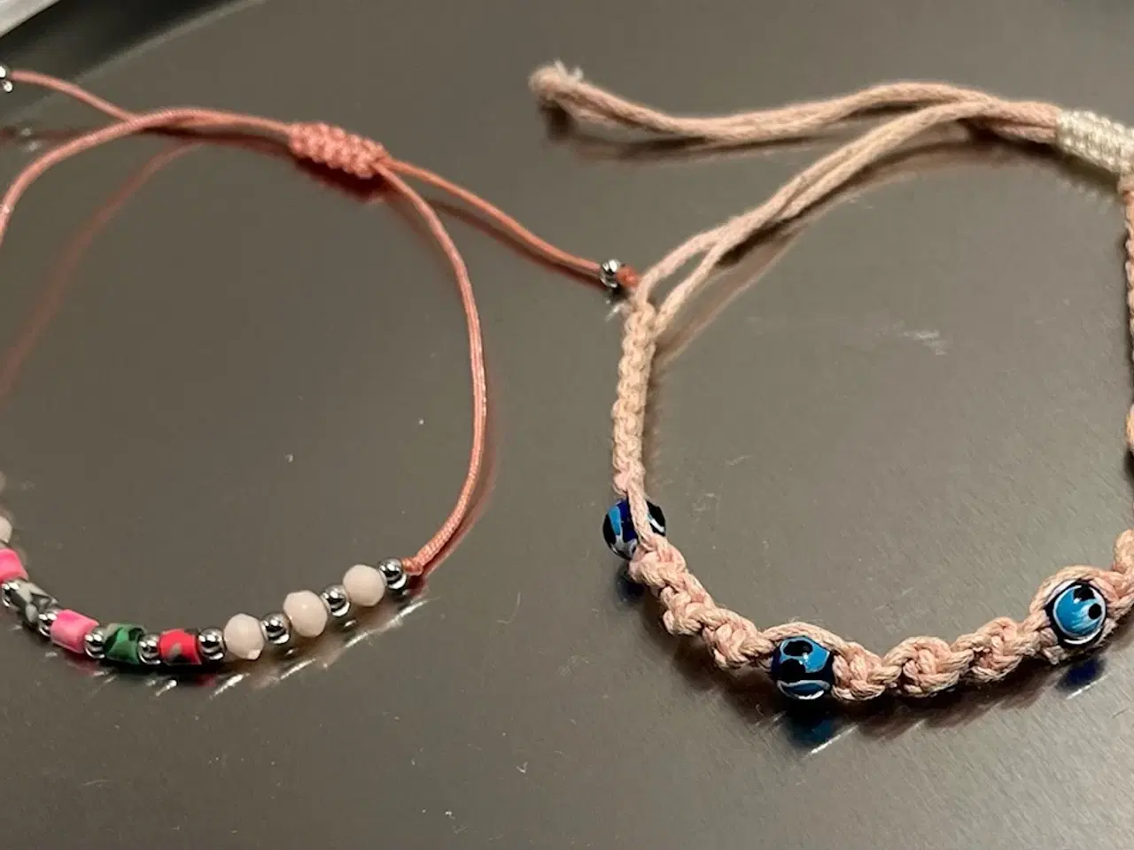 Billede 3 - Almay akrylskrin m. spejl, 2 armbånd og trææske