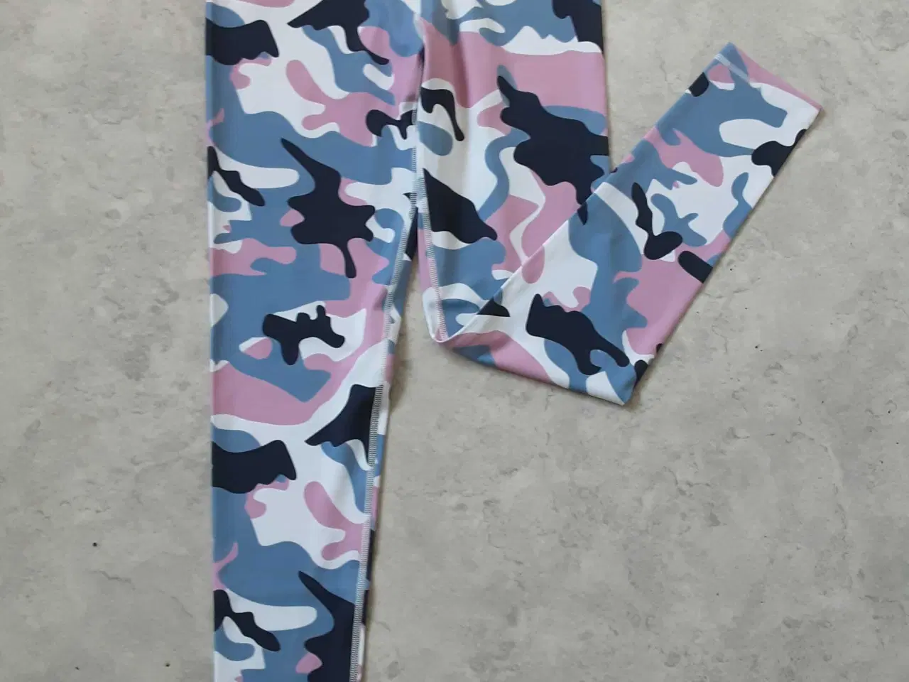 Billede 2 - Hvid army sæt. Str. M. 