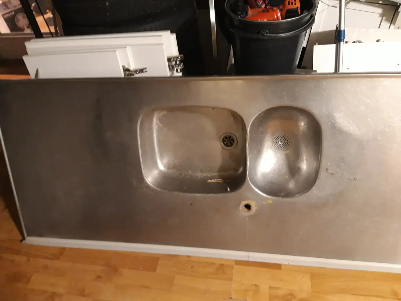Billede 2 - Fin stor rustfristål bordplade med 2 vaske sælges