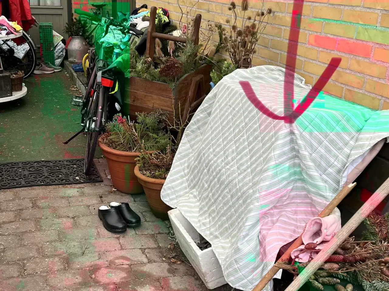 Billede 5 - Fjernsynsbord, sortmalet. Giv et bud.