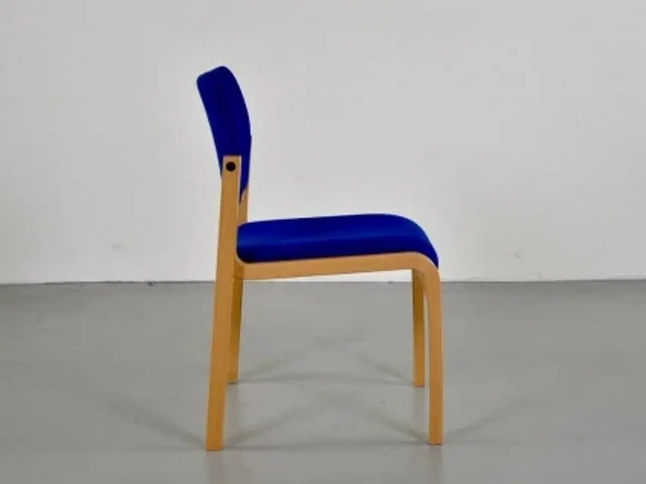 Billede 2 - Farstrup konference-/mødestol i bøg, med blå polstret sæde og ryg