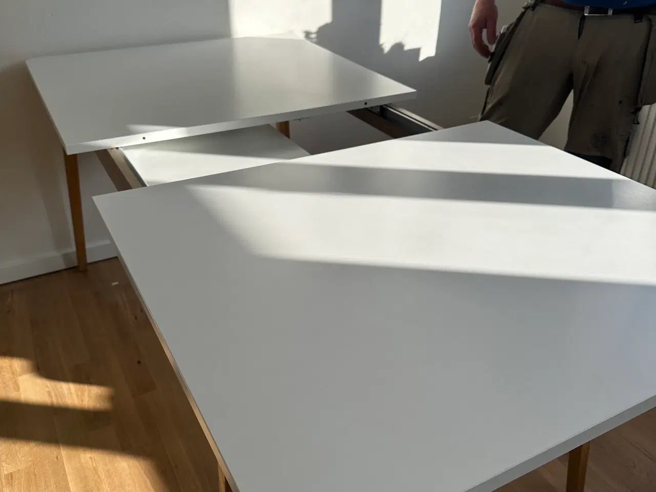 Billede 2 - Udtrækkeligt spisebord med forlængerplade