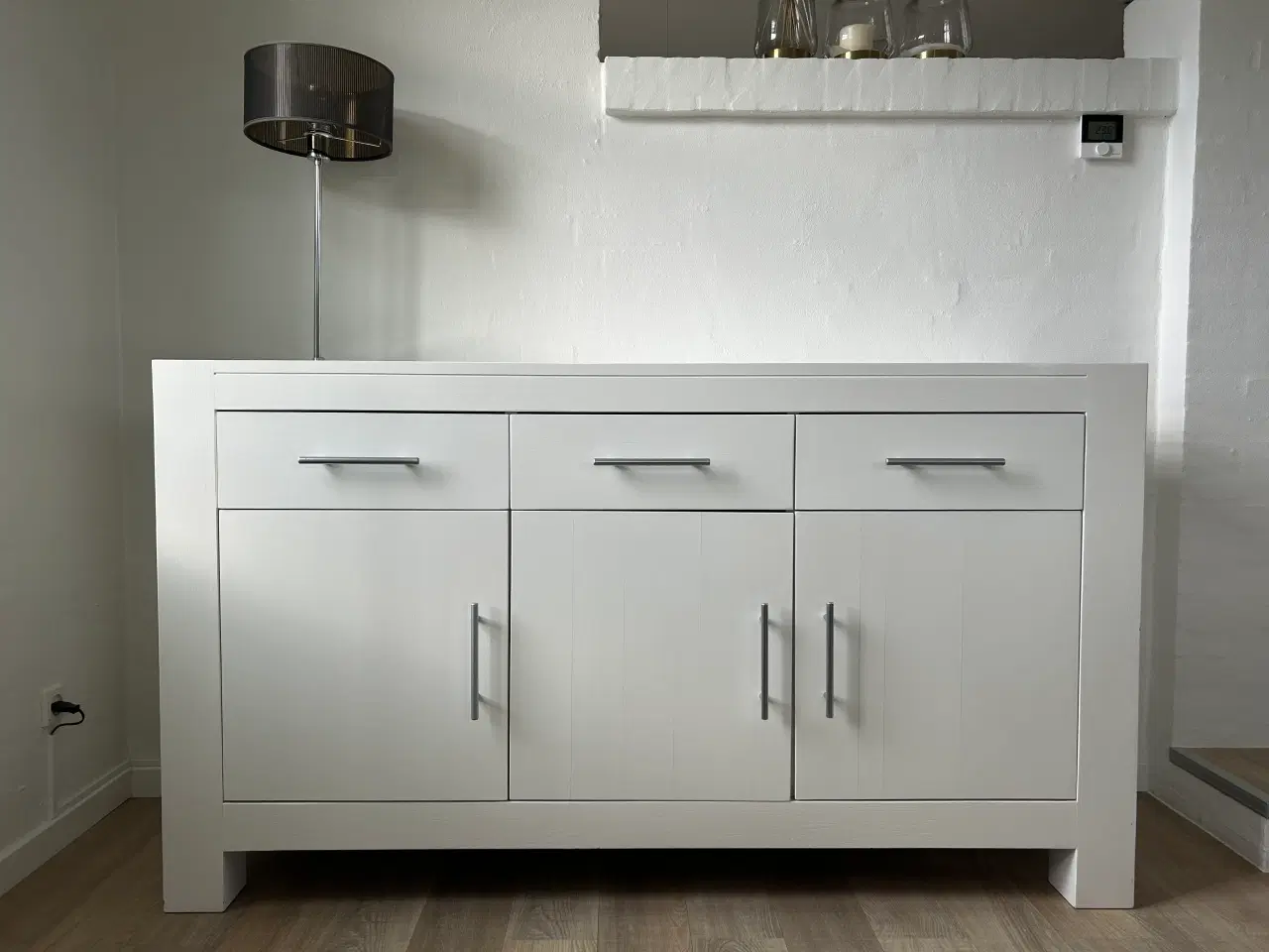 Billede 1 - Skænk (Massiv) i hvidmalet Eg