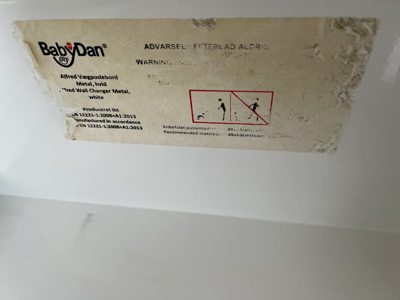 Billede 15 - Væghængt puslebord i hvid metal, BabyDan