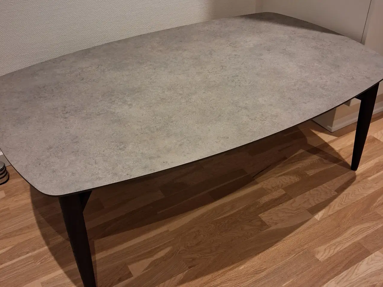 Billede 2 - Sofabord i stengrå højtrykslaminat