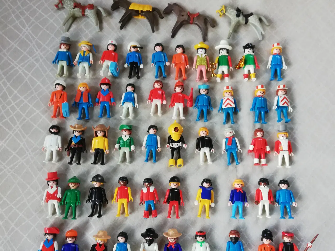 Billede 1 - Geobra 1974 Playmobil 50 figurer og 4 heste