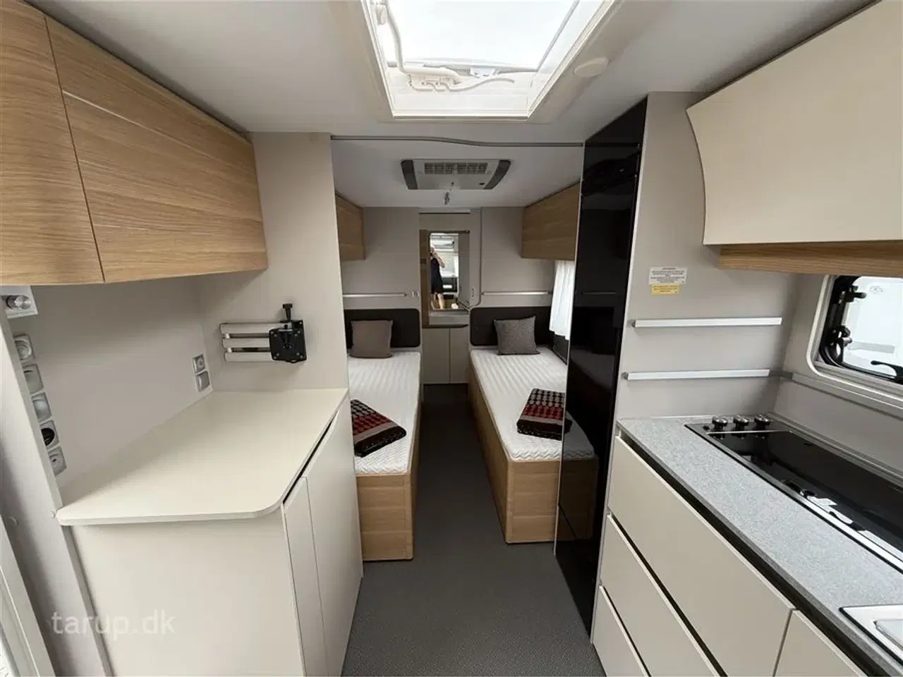 Billede 11 - 2024 - Adria Adora 572 UT Selected Edition   Enkeltsenge, rundsiddegruppe, stort badeværelse, Alde centralvarme, aircondition og Smart Box gaskassesystem, El-gulvvarme