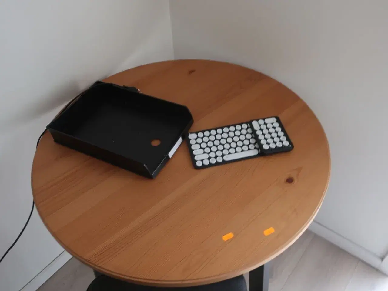 Billede 2 - Bord Ø84 med stol og indhold