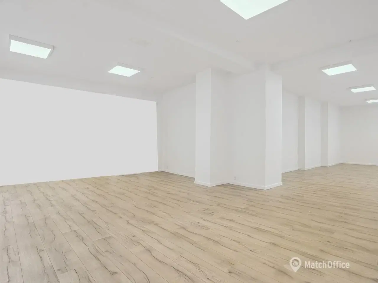 Billede 5 - Hjørnebutik på gågaden i Nyborg. Mindre butik og stor facade.
