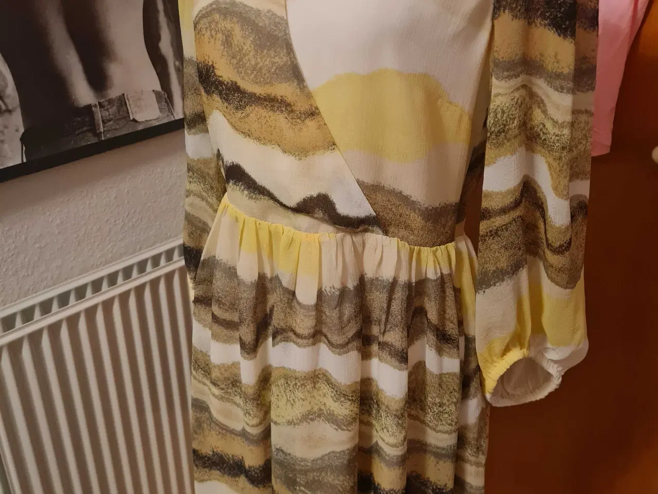 Billede 2 - ny kjole str M 38 fra Soaked In Luxery