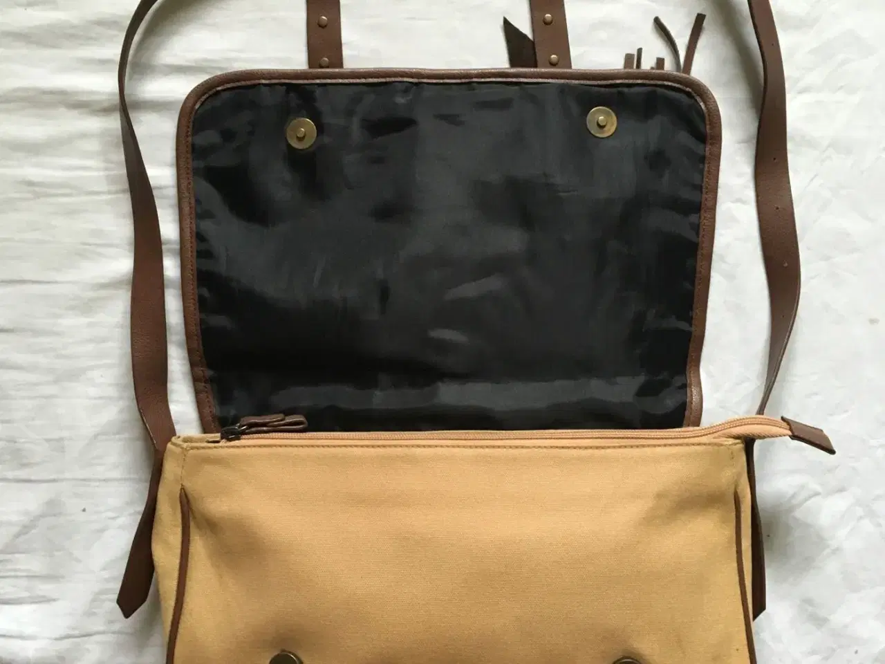 Billede 3 - Beige og brunfarvet taske