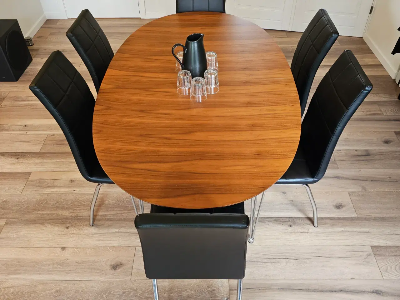 Billede 2 - Elegant spisebord med 6 sorte læderstole