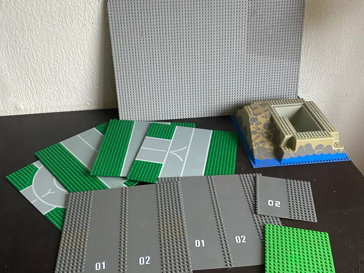 Billede 1 - Ældre Lego plader sælges.