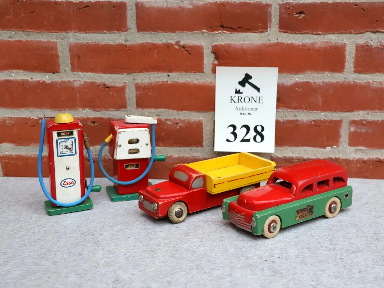 Billede 1 -  2 Stk Gl Brio benzinstandere og 2 biler i træ, 