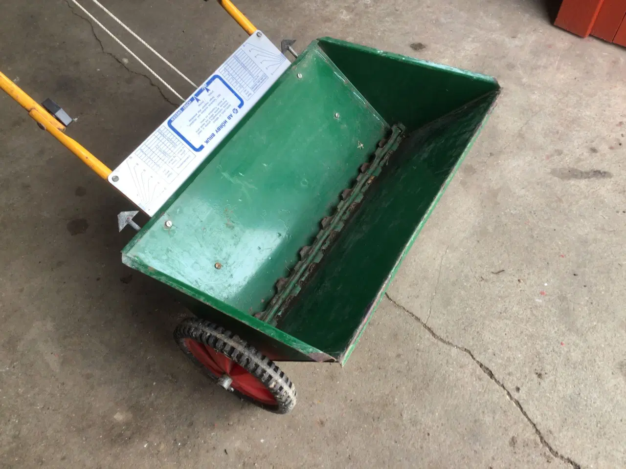 Billede 1 - Såmaskine til gødning og græs
