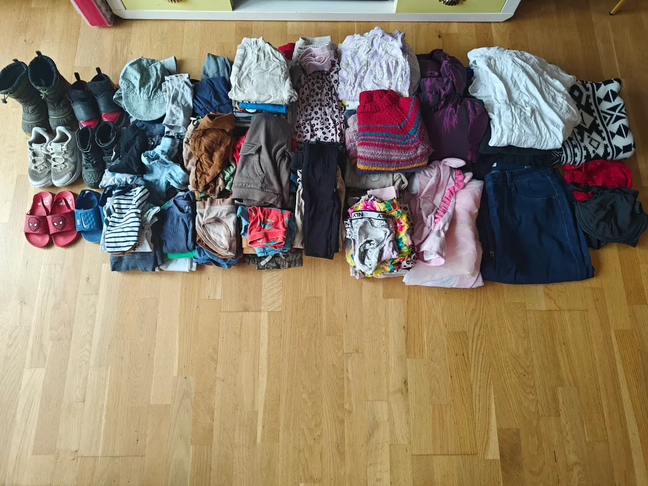 Billede 1 - Kæmpe tøj kasse med dametøj og tøj til børn 17 Kg.