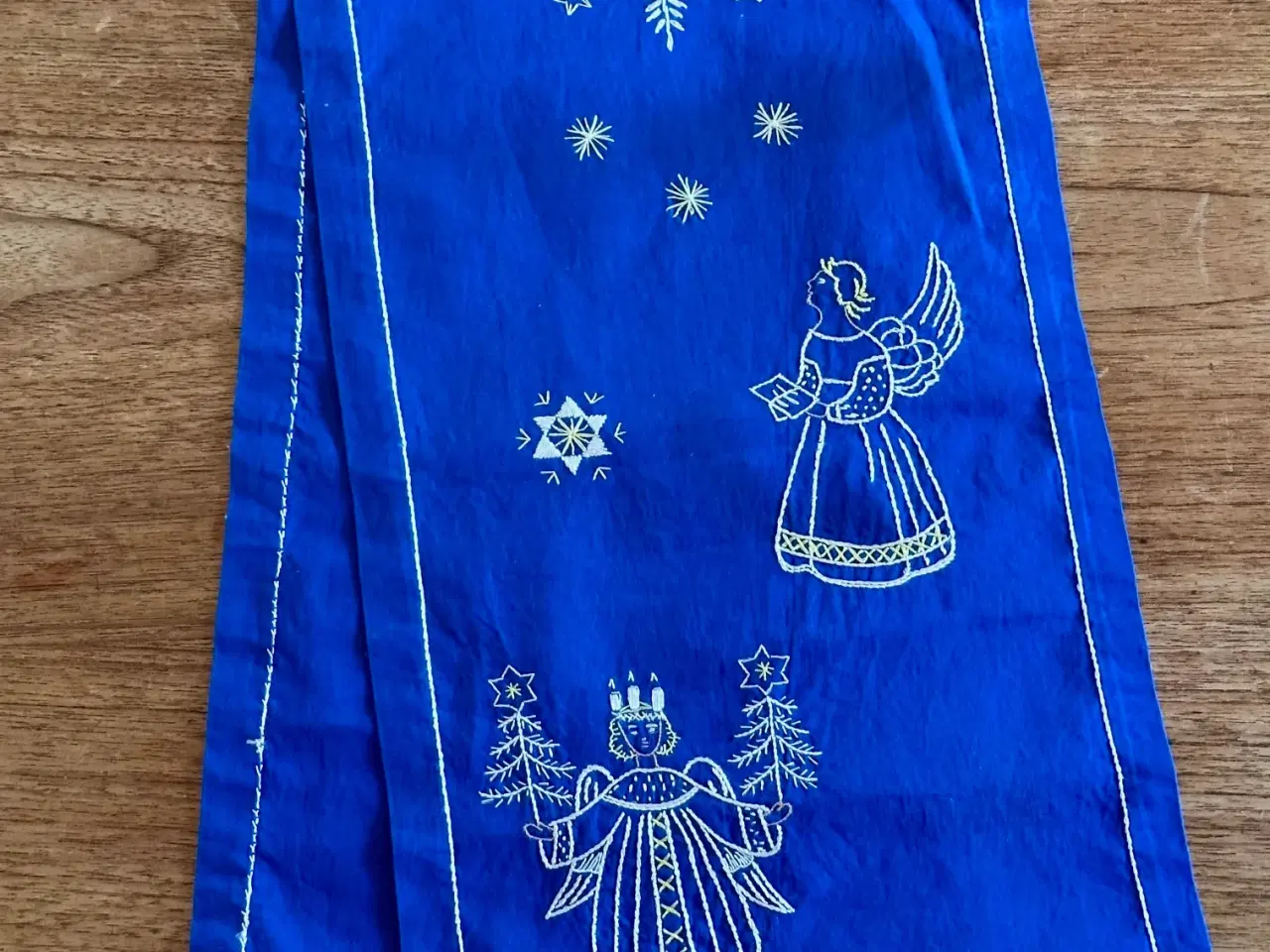 Billede 4 - Håndbroderet bordløber, blå m engle, 93 x 25 cm