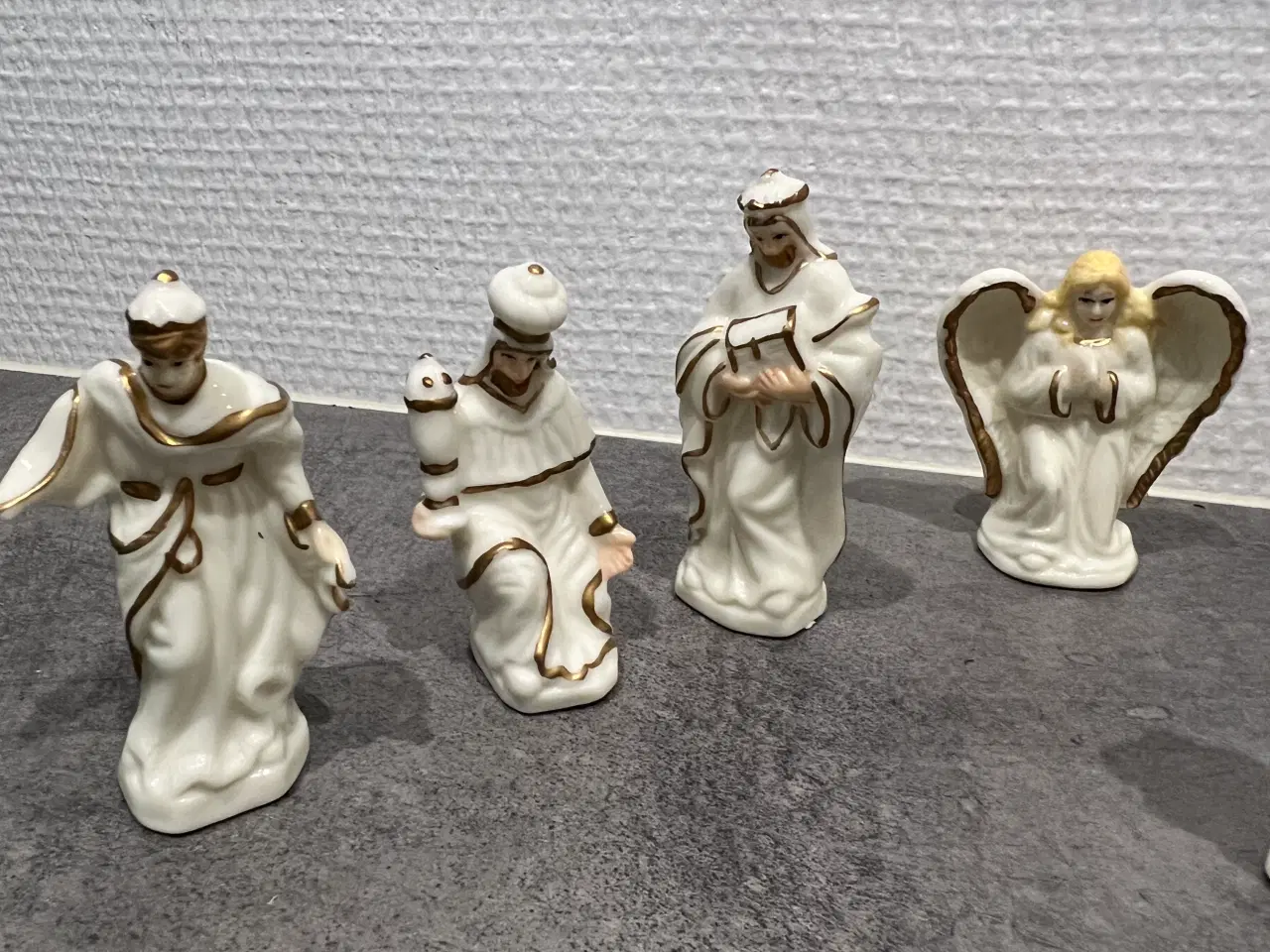 Billede 3 - Små porcelæns religiøse figurer" jesus fødsel"