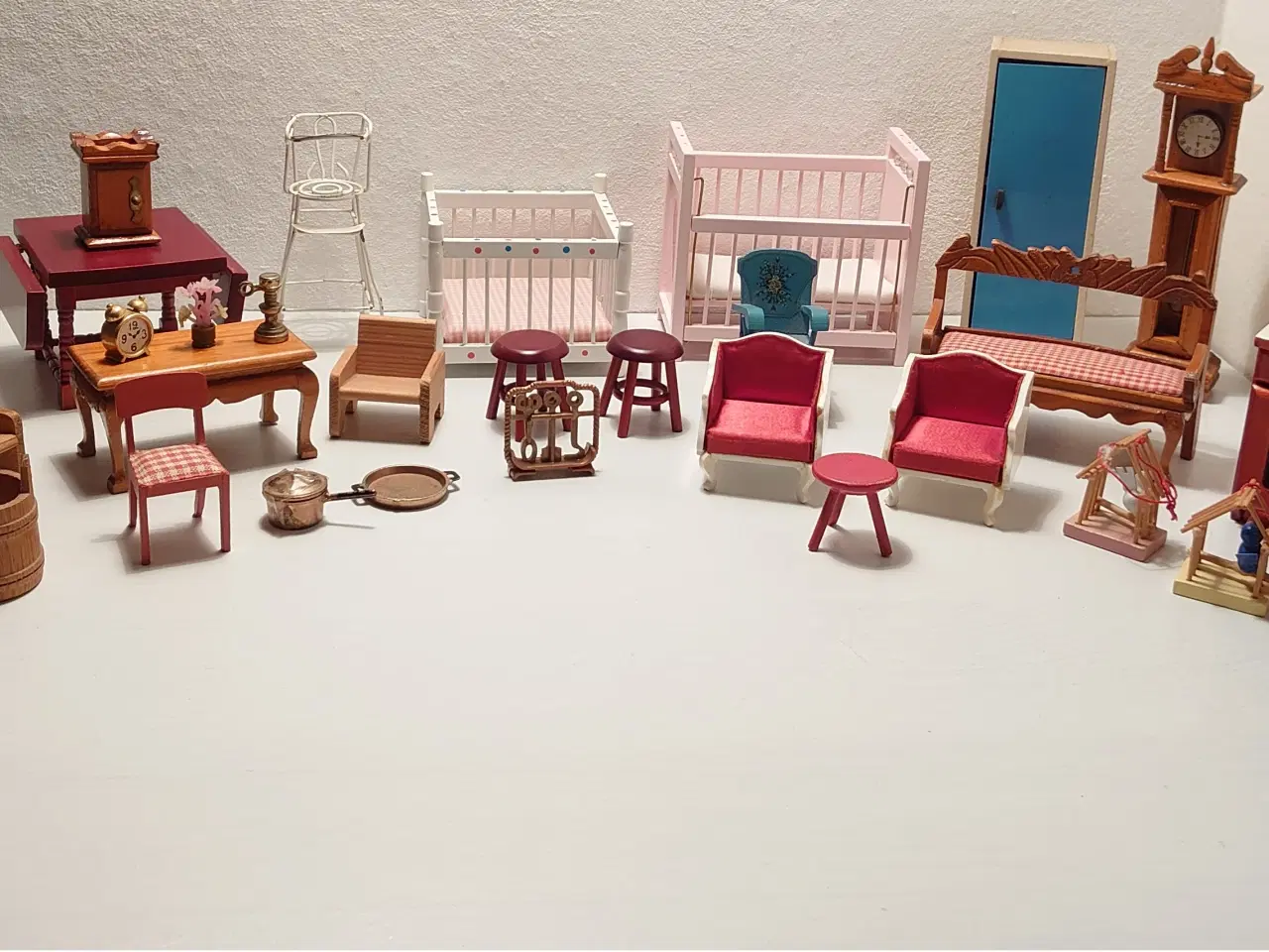 Billede 1 - 31 dele vintage dukkehusmøbler mm. 