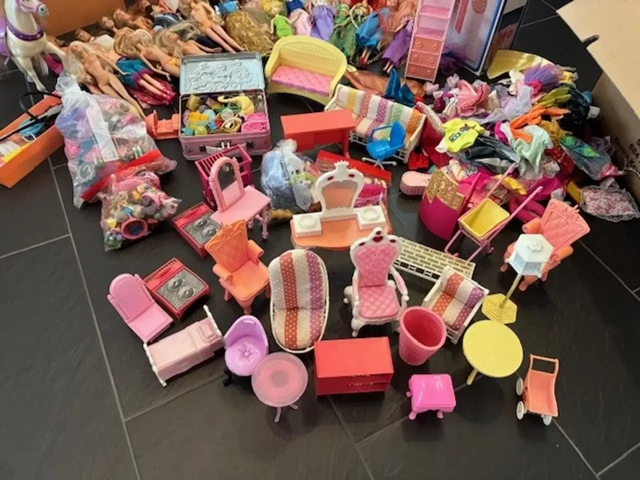 Billede 5 - Barbie dukker og tilbehør - 2 store flyttekasser